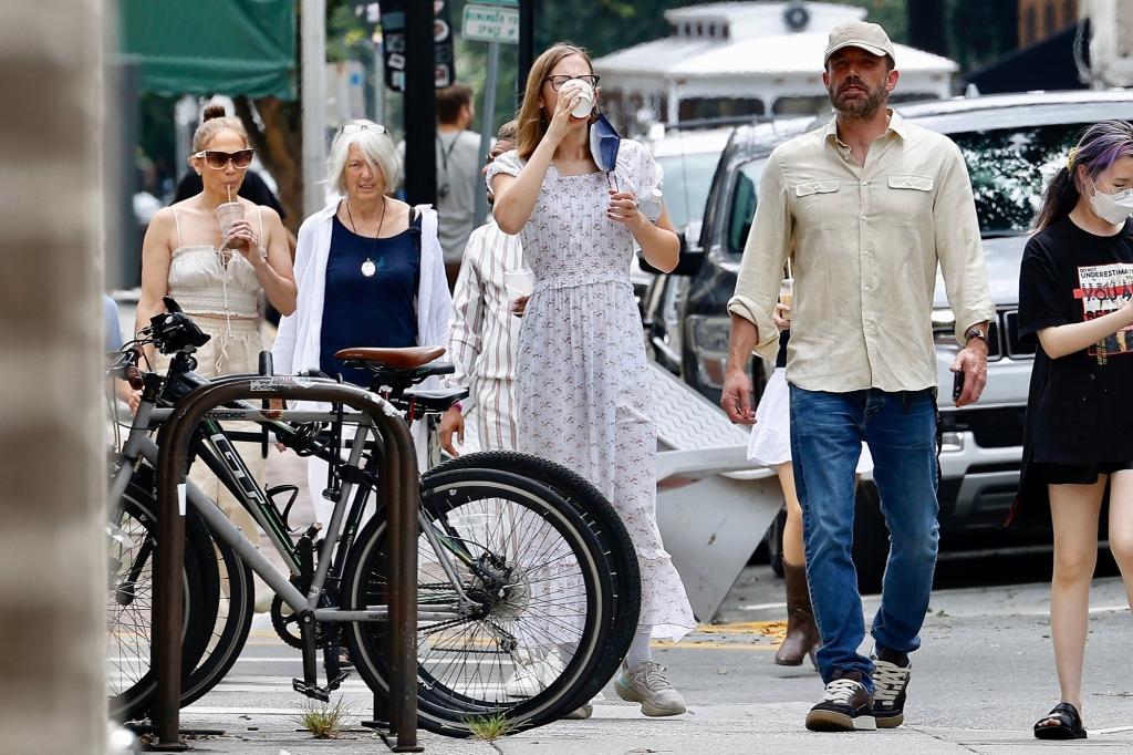 * PREMIUM-EXCLUSIVE * Ben Affleck and Jennifer Lopez go shopping in Savannah