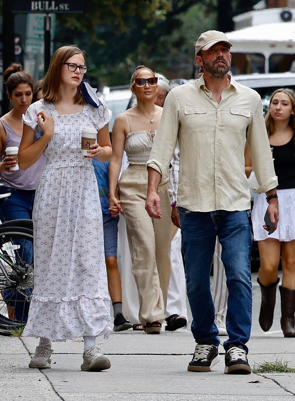 * PREMIUM-EXCLUSIVE * Ben Affleck and Jennifer Lopez go shopping in Savannah