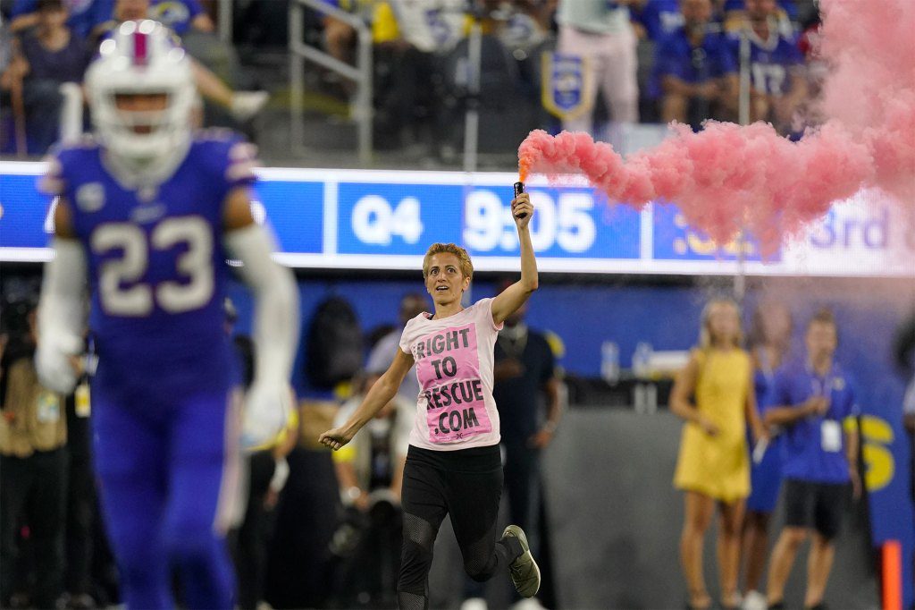 Emek Echo runs on the field during the Los Angeles Rams and Buffalo Bill game on September 8, 2022.