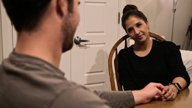 Zanab Jefri, right, talks with fiancé Cole Barnett in a scene from "love is blind" season 3.